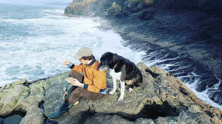 Lunch on the edge of the world
.
.
.
.
.
.
.
#hartscove #oregon #dogs #besties #lunch